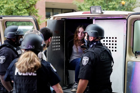 اعتقالات واشتباكات عقب تبرئة الشرطة من مقتل سيدة أمريكية (6)