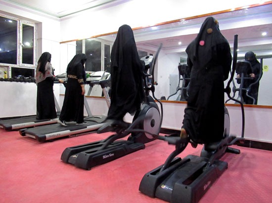 أفغانيات يمارسن التمارين فى صالة لياقة بدنية فى قندهار (3)