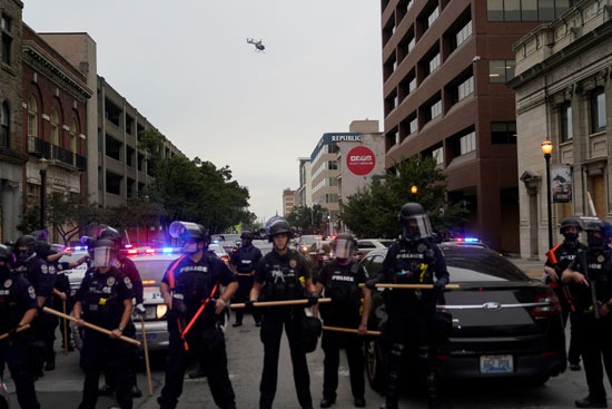 اعتقالات واشتباكات عقب تبرئة الشرطة من مقتل سيدة أمريكية (4)
