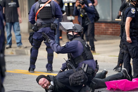 اعتقالات واشتباكات عقب تبرئة الشرطة من مقتل سيدة أمريكية (3)