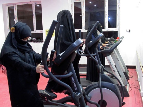 أفغانيات يمارسن التمارين فى صالة لياقة بدنية فى قندهار (1)