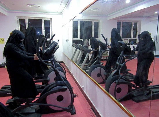 أفغانيات يمارسن التمارين فى صالة لياقة بدنية فى قندهار (2)