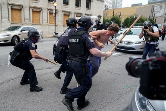 اعتقالات واشتباكات عقب تبرئة الشرطة من مقتل سيدة أمريكية (11)