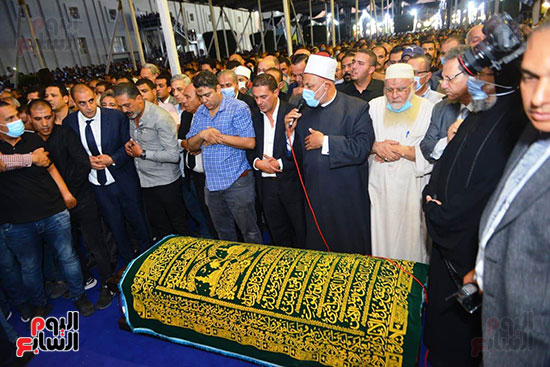 الألاف يؤدون صلاة الجنازة على محمد فريد خميس