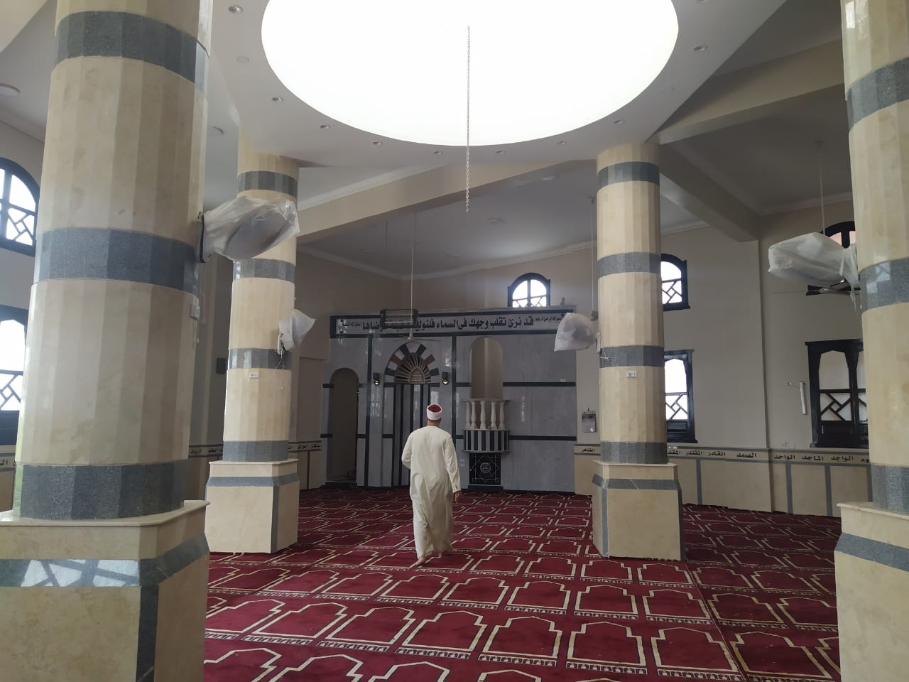 مسجد يتزين قبل الافتتاح