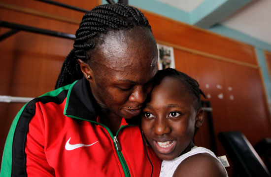 رافع الأثقال الكينية ميرسي أوبيرو مع حفيدتها كيشا أتيكي