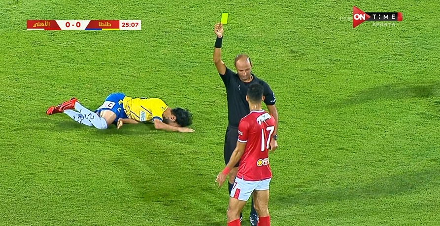 احمد حمدى يشهر البطاقة الصفراء
