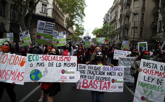 شباب حول العالم ينظمون احتجاجات على تغير المناخ (7)
