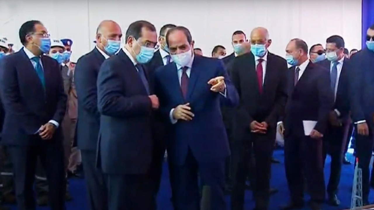 الرئيس عبد الفتاح السيسي ووزير البترول خلال افتتاح مشروع المصرية للتكرير
