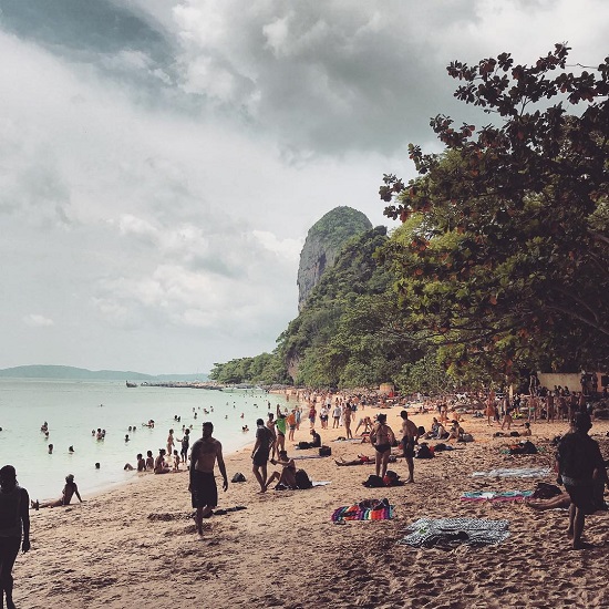 شاطئ رايلي (كرابي ، تايلند) في الواقع