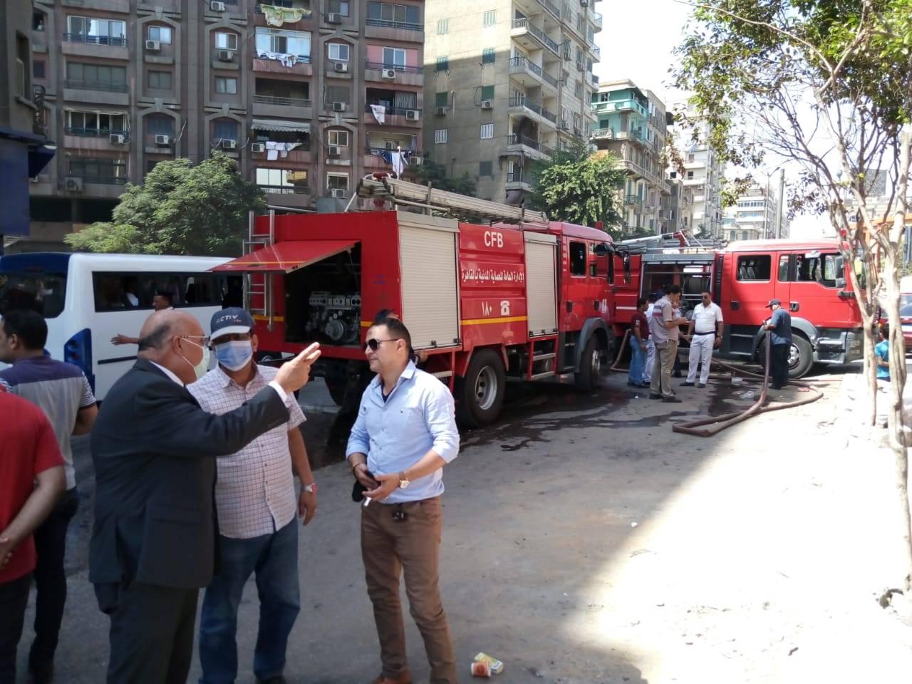 متابعة نائب محافظ القاهرة لاخماد حريق بالوايلى (2)
