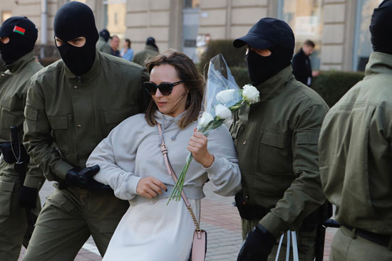 شرطة بيلاروسيا تعتقل مئات الجميلات خلال احتجاج ضد الرئيس لوكاشينكو (6)
