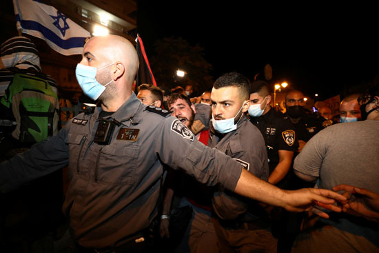 شرطة الاحتلال تسعى لتفريق الاحتجاجات