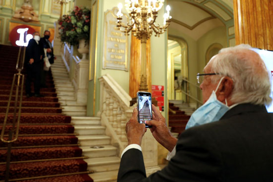 رجل يلتقط صورة تذكارية لدار الأوبرا في إسبانيا