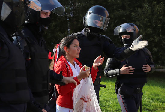 شرطة بيلاروسيا تعتقل مئات الجميلات خلال احتجاج ضد الرئيس لوكاشينكو (4)