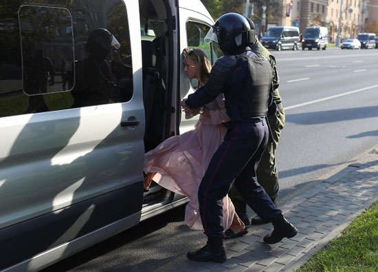 شرطة بيلاروسيا تعتقل مئات الجميلات خلال احتجاج ضد الرئيس لوكاشينكو (7)