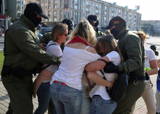 شرطة بيلاروسيا تعتقل مئات الجميلات خلال احتجاج ضد الرئيس لوكاشينكو (1)