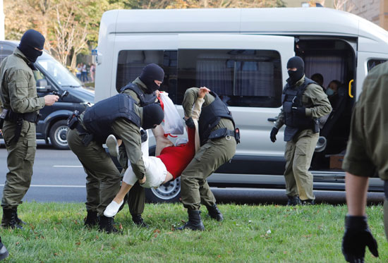 شرطة بيلاروسيا تعتقل مئات الجميلات خلال احتجاج ضد الرئيس لوكاشينكو (5)