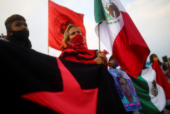 أعلام المكسيك فى أيادى المتظاهرين