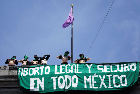 لافتات مناهضة لقانون مكسيكى لتجريم الإجهاض