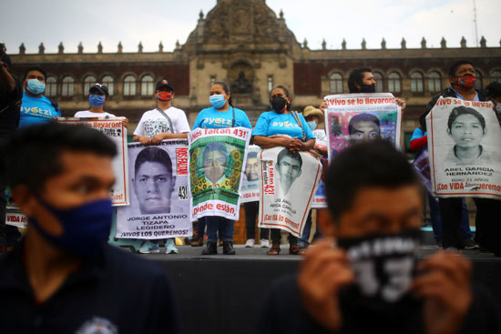 صور الطلاب المحتطفين تهيمن على المشهد فى المكسيك