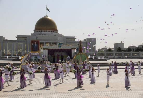 بالونات طائرة وعروض ترفيهية احتفالا بذكرى استقلال تركمانستان