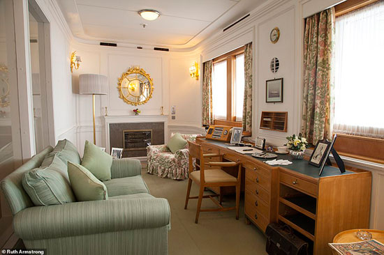 32638114-8685059-Inside_the_Queen_s_study_on_the_Royal_Yacht_Britannia_The_Queen_-a-65_1598966698141