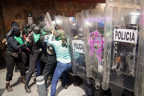 كر وفر بين الشرطة والمتظاهرات فى المكسيك