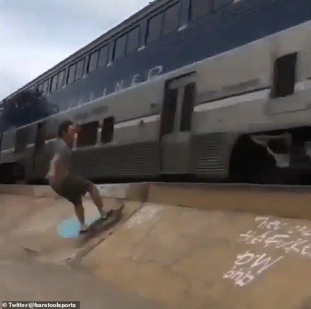مغامرين يتزلجان على السكة الحديد بأمريكا  ويعرضان حياتهم للخطر.. فيديو (1)