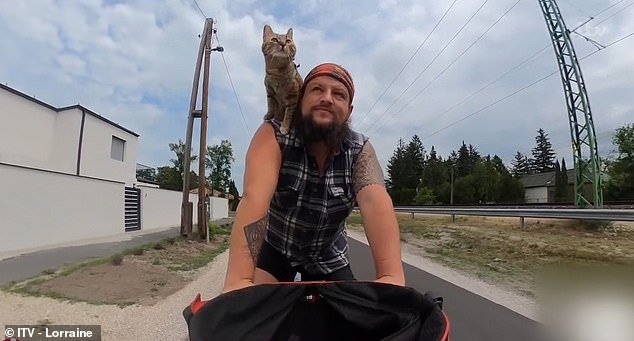 رجل اسكتلندى يصطحب قطة خلال جولته فى العالم