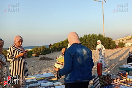 القراءة أمام البحر مبادرة لشباب من العريش لتوفير الكتب لرواد الشاطئ (1)
