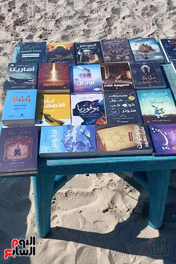 القراءة أمام البحر مبادرة لشباب من العريش لتوفير الكتب لرواد الشاطئ (3)