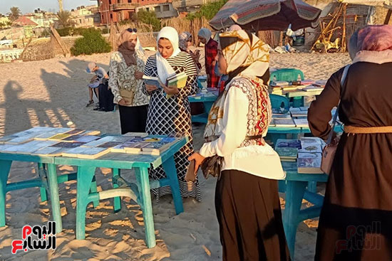القراءة أمام البحر مبادرة لشباب من العريش لتوفير الكتب لرواد الشاطئ (4)