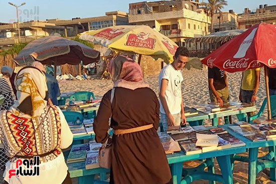 القراءة أمام البحر مبادرة لشباب من العريش لتوفير الكتب لرواد الشاطئ (2)
