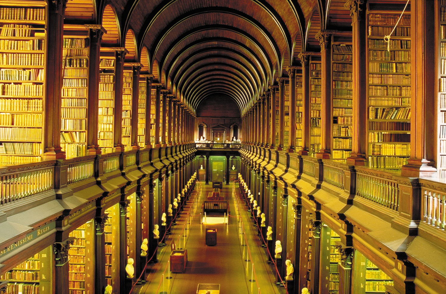 مكتبة كلية «ترينيتى» فى دبلن- أيرلندا