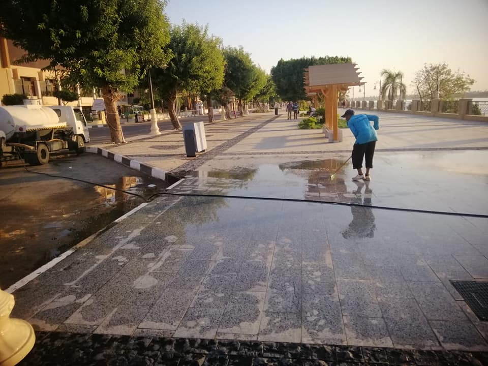 مجلس مدينة الأقصر يجرى عمليات غسيل وتجميل لكورنيش النيل (1)