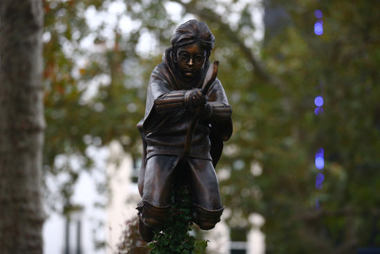 الكشف عن تمثال لـهارى بوتر فى ساحة ليستر بلندن