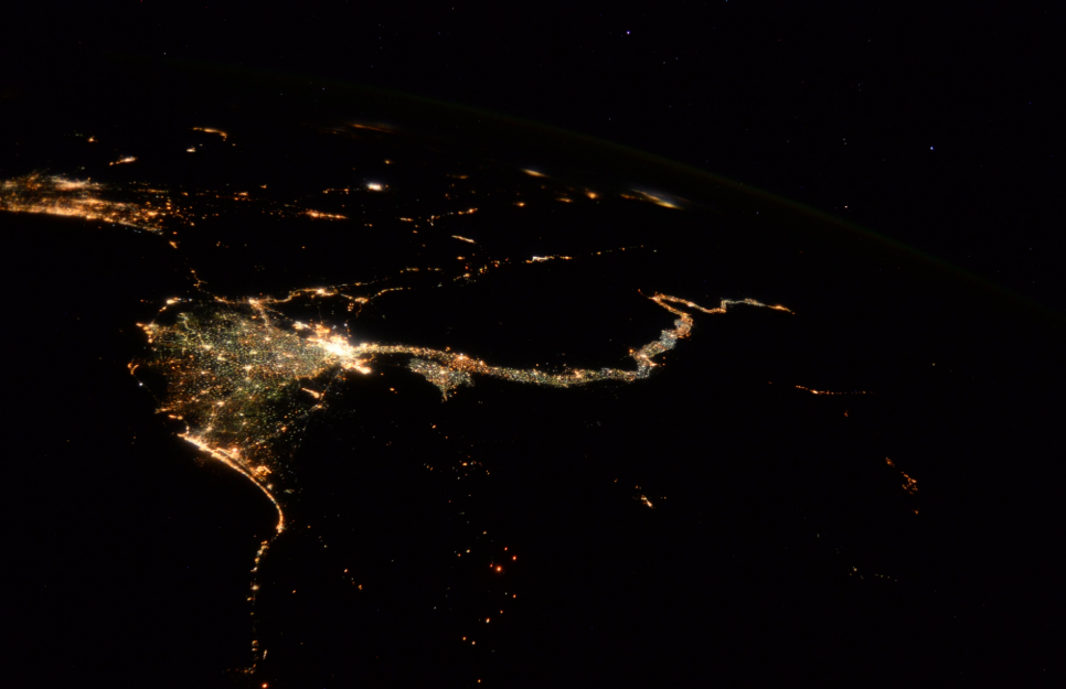 القاهرة من الفضاء ليلا 