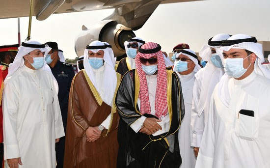 الشيخ نواف الأحمد الجابر الصباح أمير الكويت لحظة نزول الجثمان من الطائرة