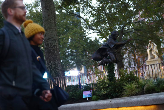 تمثال هارى بوتر فى ساحة ليستر بلندن