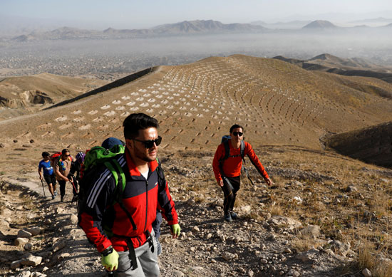 الفريق الأفغانى يخوض أحد مغامراته الجبلية