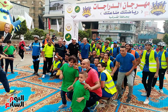 أشرف صبحي يؤكد الحرص على الإجراءات الاحترازية بمهرجانات الدراجات (2)