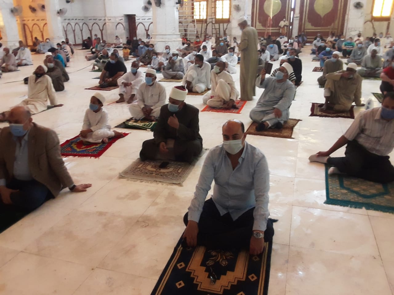 محافظ أسوان يؤدى صلاة الجمعة بالمسجد الجامع (3)