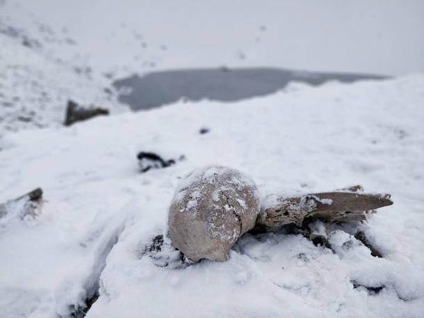 skeleton-snow-Roopkund-Lake