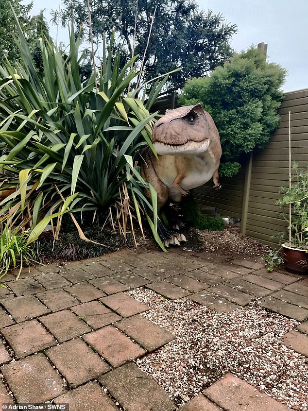 الديناصور فى حديقة المنزل