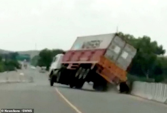 فرار الراكبين من الشاحنة قبل سقوطها