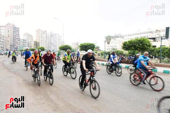 أشرف صبحي يؤكد الحرص على الإجراءات الاحترازية بمهرجانات الدراجات (5)