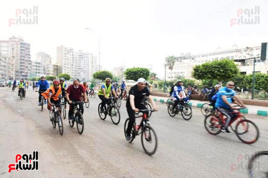 أشرف صبحي يؤكد الحرص على الإجراءات الاحترازية بمهرجانات الدراجات (4)