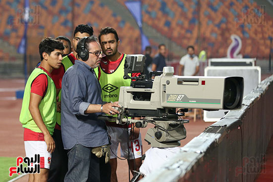 لاعبو الاهلي يتابعون لقطة خلال عملية أخراج المباراة