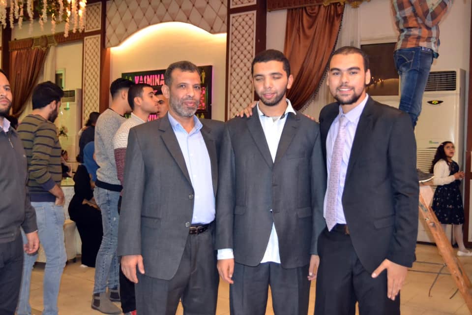 الطالب أحمد ناصر ووالده وصديقه